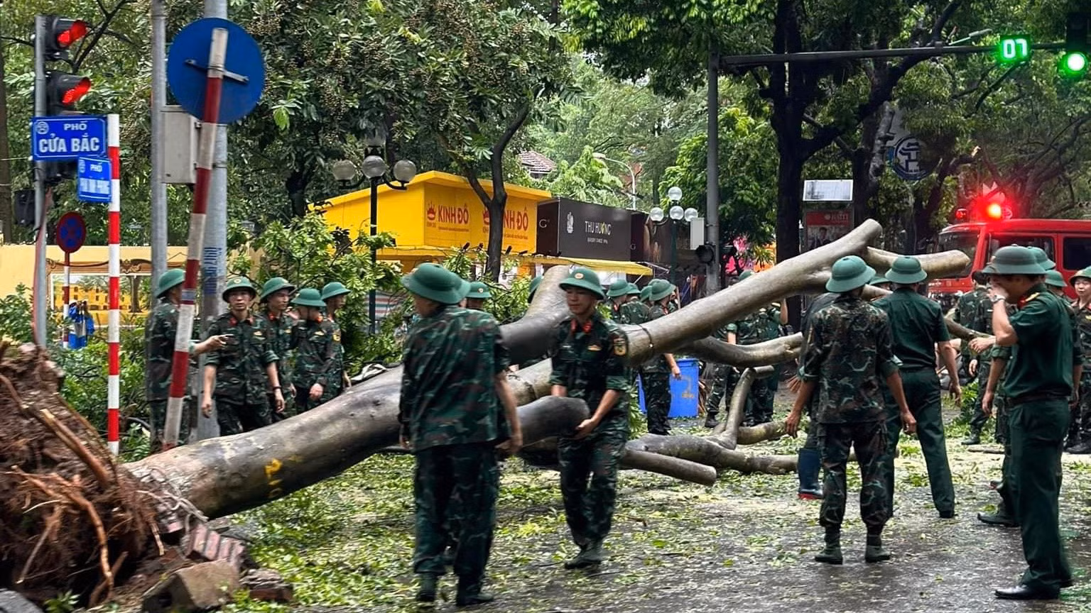 Lực lượng chức năng xử lý cây đổ trên đường Lý Thường Kiệt và ngã tư Phan Đình Phùng giao Cửa Bắc. (Ảnh: PHÙNG TRANG) Lực lượng chức năng xử lý cây đổ trên đường Lý Thường Kiệt và ngã tư Phan Đình Phùng giao Cửa Bắc. (Ảnh: PHÙNG TRANG)