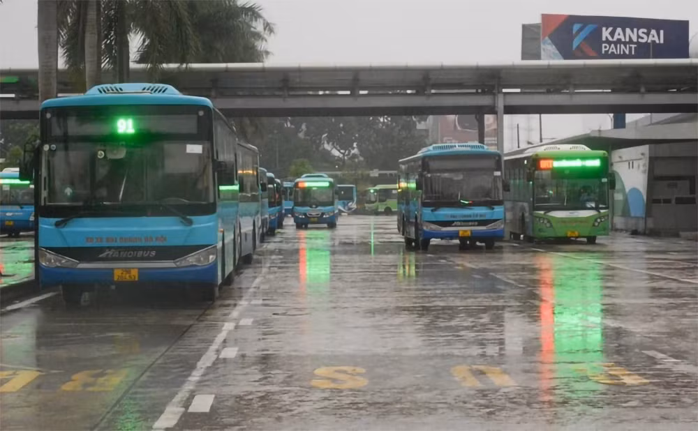 Xe buýt tại Hà Nội sẽ vận hành lại từng tuyến từ 13 giờ ngày 8/9. Xe buýt tại Hà Nội sẽ vận hành lại từng tuyến từ 13 giờ ngày 8/9.