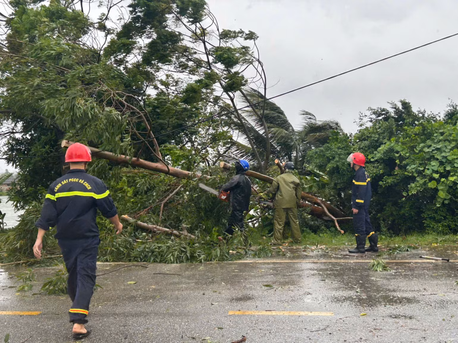 Lực lượng công an tham gia khắc phục hậu quả do bão số 3. Lực lượng công an tham gia khắc phục hậu quả do bão số 3.