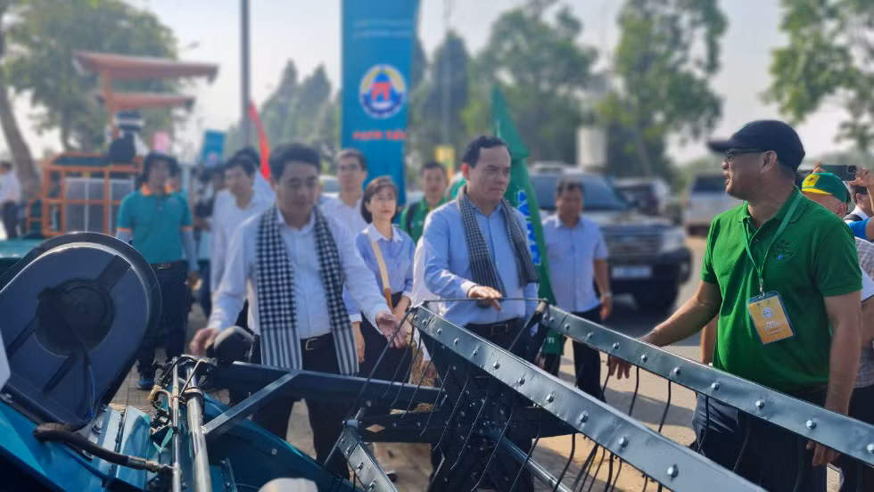 Phó Thủ tướng Chính phủ Trần Lưu Quang tham quan triển lãm máy móc thiết bị phục vụ sản xuất nông nghiệp.