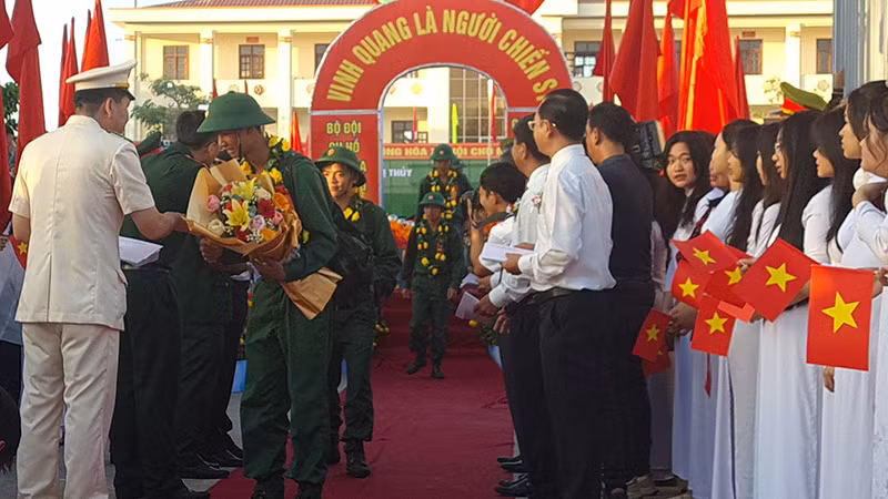 Tặng quà cho các tân binh. Tặng quà cho các tân binh.