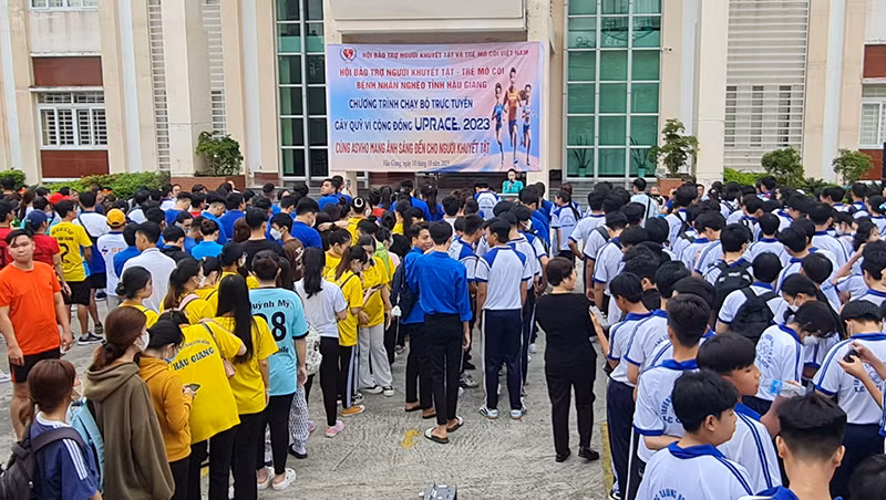 Quang cảnh lễ phát động.
