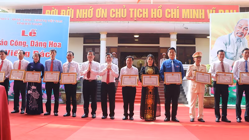 Tặng Bằng khen của Chủ tịch Ủy ban nhân dân tỉnh cho các tập thể.