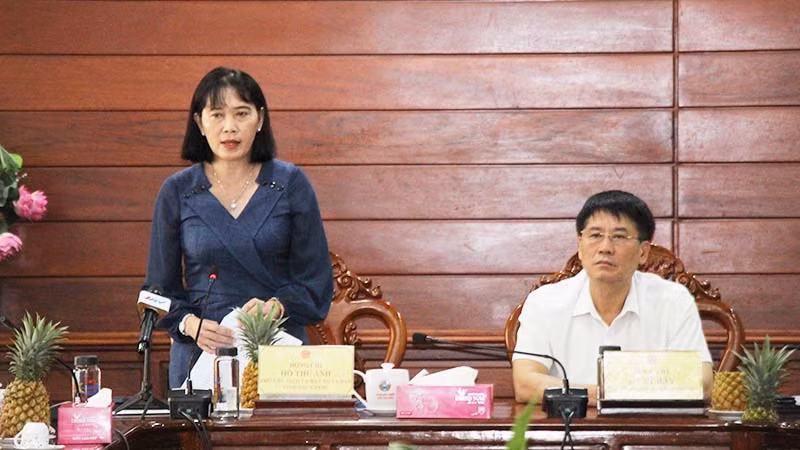 Bà Hồ Thu Ánh, Phó Chủ tịch Ủy ban nhân dân tỉnh Hậu Giang báo cáo với đoàn kiểm tra. Bà Hồ Thu Ánh, Phó Chủ tịch Ủy ban nhân dân tỉnh Hậu Giang báo cáo với đoàn kiểm tra.