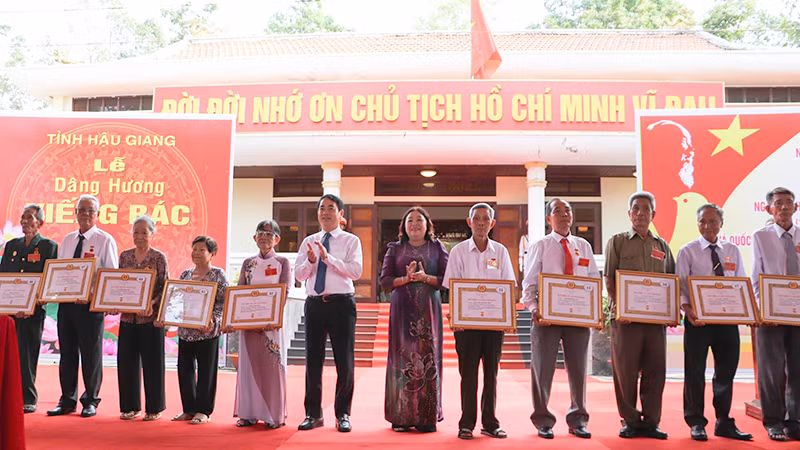 Lãnh đạo tỉnh Hậu Giang trao tặng Huy hiệu Đảng cho các đồng chí cao niên tuổi Đảng. Lãnh đạo tỉnh Hậu Giang trao tặng Huy hiệu Đảng cho các đồng chí cao niên tuổi Đảng.
