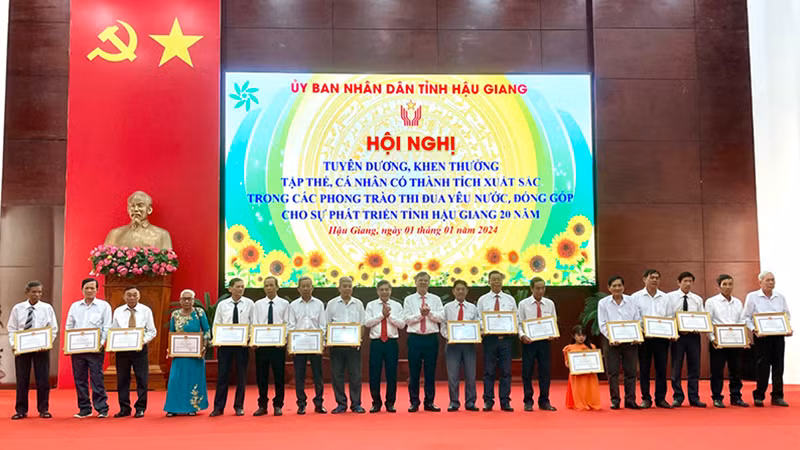 Tặng bằng khen cho các cá nhân.
