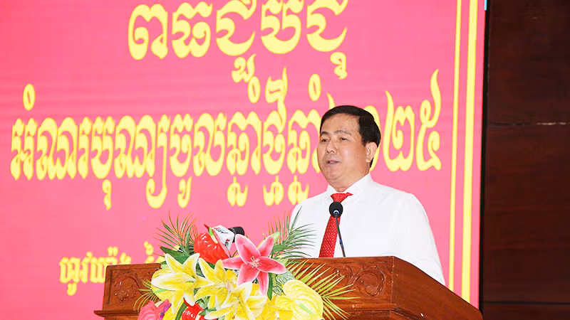 Chủ tịch Ủy ban nhân dân tỉnh Hậu Giang Trần Văn Huyến phát biểu tại buổi họp mặt.