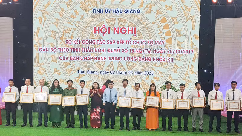 Tặng Bằng khen của Ban Thường vụ Tỉnh ủy Hậu Giang cho các cá nhân.