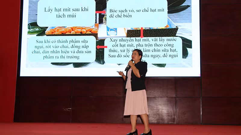 Thí sinh Huỳnh Thị Kim Nga thuyết trình dự án “Sản xuất sữa hạt mít, nâng cao giá trị trái mít tại Châu Thành. Thí sinh Huỳnh Thị Kim Nga thuyết trình dự án “Sản xuất sữa hạt mít, nâng cao giá trị trái mít tại Châu Thành.