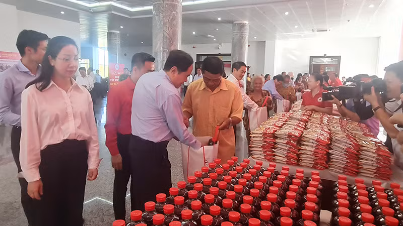 Phó Chủ tịch Thường trực Quốc hội Trần Thanh Mẫn tặng quà Tết cho hộ nghèo tại Hậu Giang.