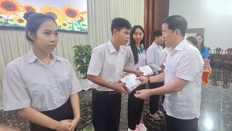 Phó Bí thư Thường trực Tỉnh ủy Hậu Giang, Trần Văn Huyến tặng học bổng cho các em học sinh.