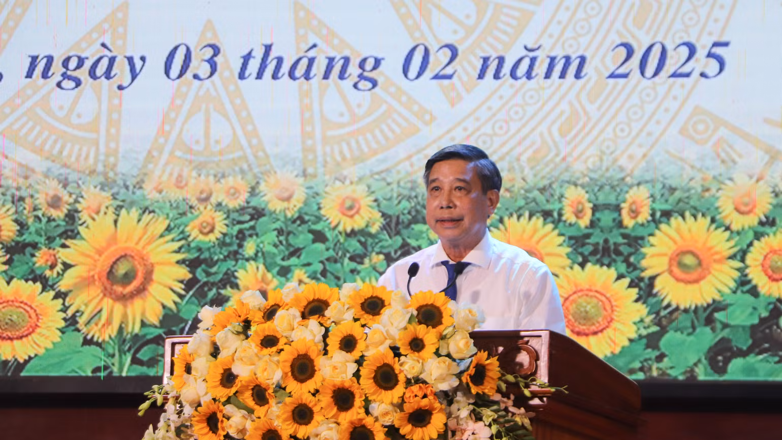 Đồng chí Đồng Văn Thanh, Bí thư Tỉnh ủy, Chủ tịch Ủy ban nhân dân tỉnh Hậu Giang phát biểu tại buổi lễ. Đồng chí Đồng Văn Thanh, Bí thư Tỉnh ủy, Chủ tịch Ủy ban nhân dân tỉnh Hậu Giang phát biểu tại buổi lễ.