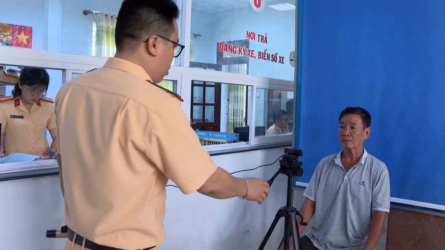 Người dân được chụp ảnh và làm thủ tục trong vòng 15 phút là hoàn tất. Người dân được chụp ảnh và làm thủ tục trong vòng 15 phút là hoàn tất.