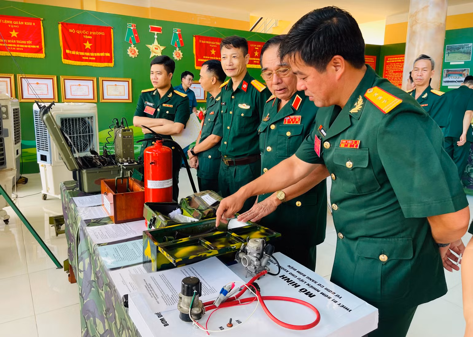 Tham quan mô hình cải tiến kỹ thuật của lực lượng vũ trang tỉnh. (Ảnh: THANH SƠN)