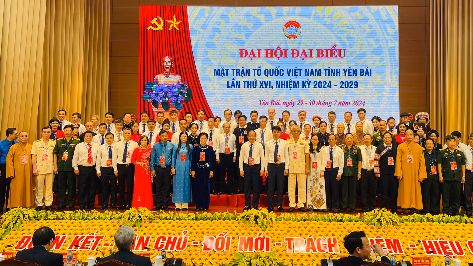 Các Ủy viên khóa mới ra mặt tại đại hội. (Ảnh THANH SƠN) Các Ủy viên khóa mới ra mặt tại đại hội. (Ảnh THANH SƠN)