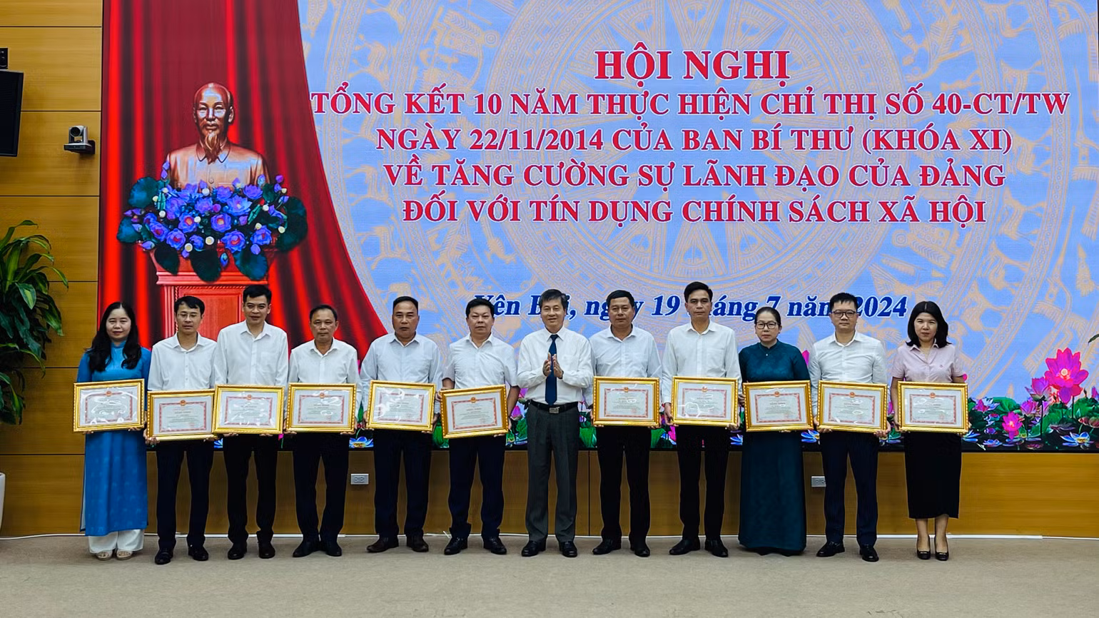 Các tập thể được khen thưởng tại hội nghị. (Ảnh: THANH SƠN)
