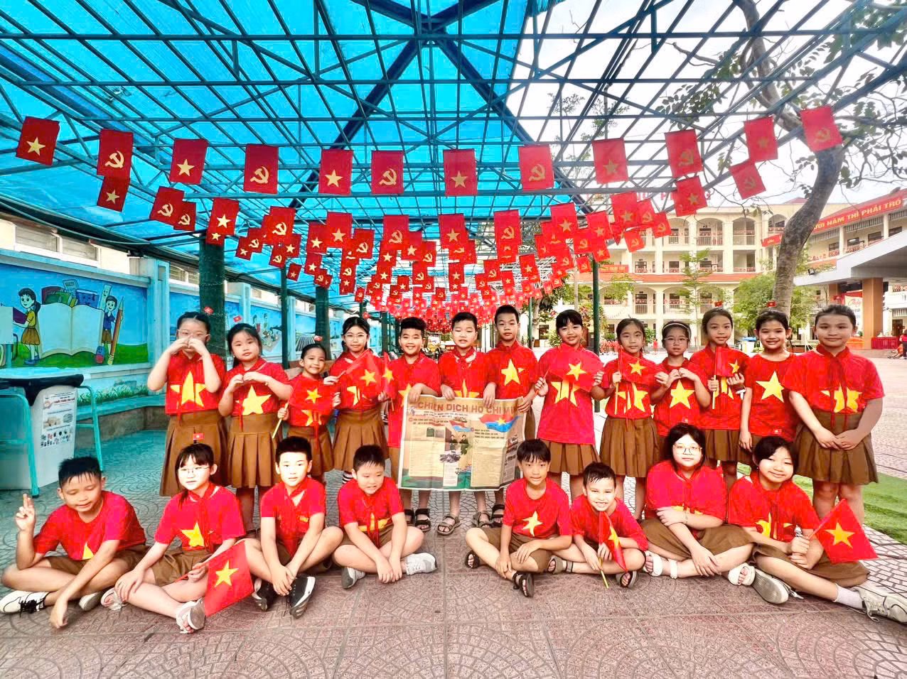 Học sinh trường Tiểu học Lê Hồng Phong (Hải Phòng) tìm hiểu lịch sử qua những trang Báo.