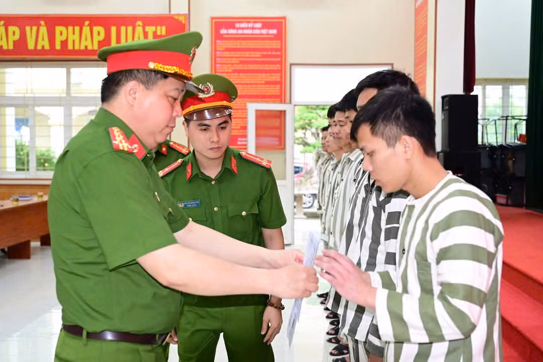 Đại tá Bùi Trung Thành, Phó Giám đốc Công an Hải Phòng trao Giấy chứng nhận đặc xá cho các phạm nhân. Đại tá Bùi Trung Thành, Phó Giám đốc Công an Hải Phòng trao Giấy chứng nhận đặc xá cho các phạm nhân.