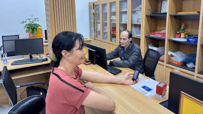 Người dân sử dụng thẻ chờ thông minh khi đến thực hiện các thủ tục hành chính. Người dân sử dụng thẻ chờ thông minh khi đến thực hiện các thủ tục hành chính.