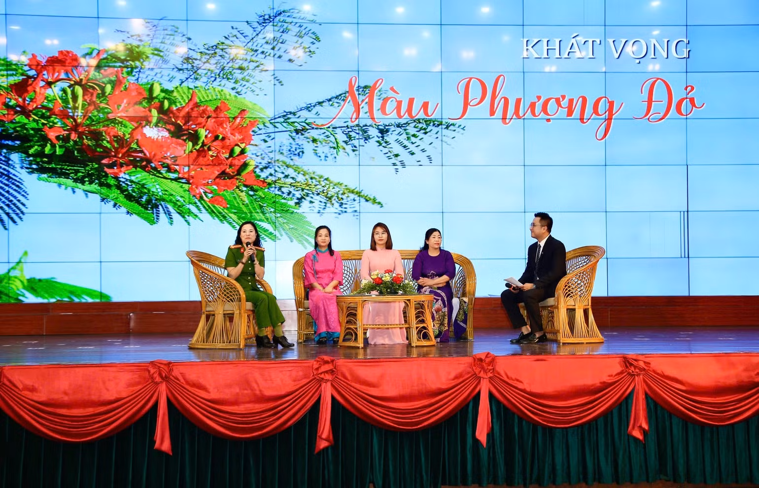 Chương trình giao lưu “Khát vọng màu phượng đỏ”. Chương trình giao lưu “Khát vọng màu phượng đỏ”.