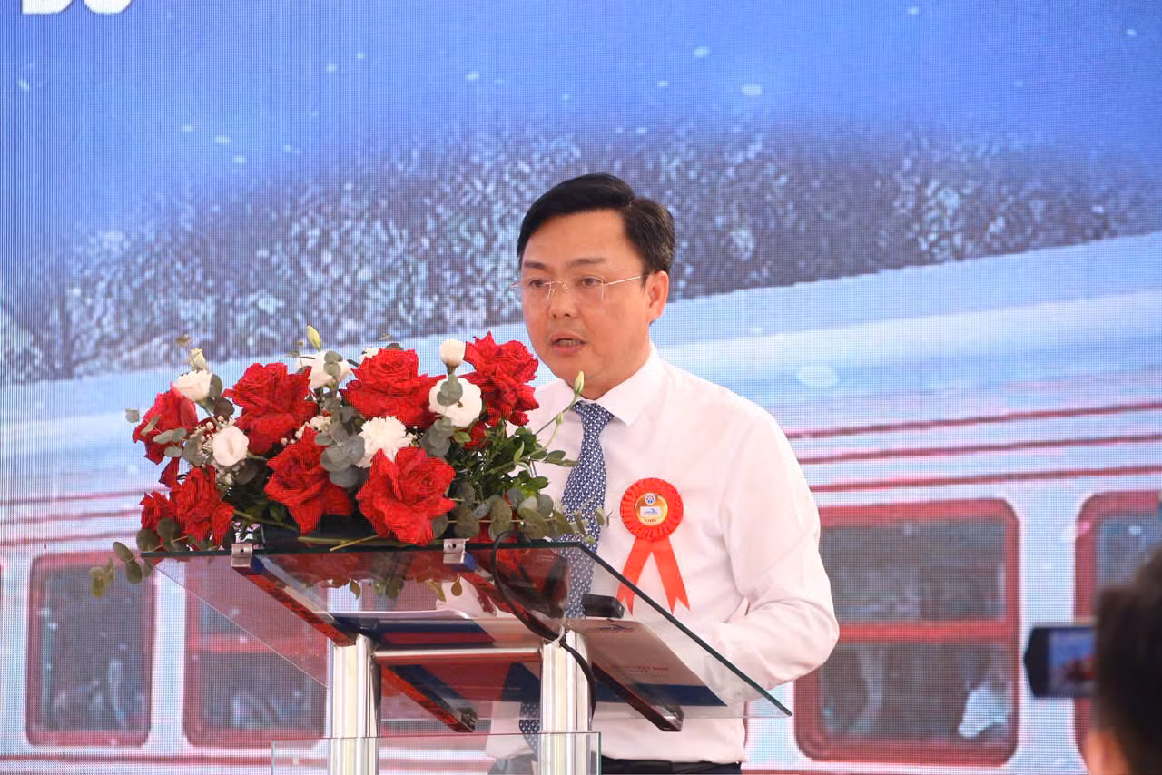 Ông Hoàng Gia Khánh, Tổng Giám đốc Tổng Công ty Đường sắt Việt Nam. Ông Hoàng Gia Khánh, Tổng Giám đốc Tổng Công ty Đường sắt Việt Nam.
