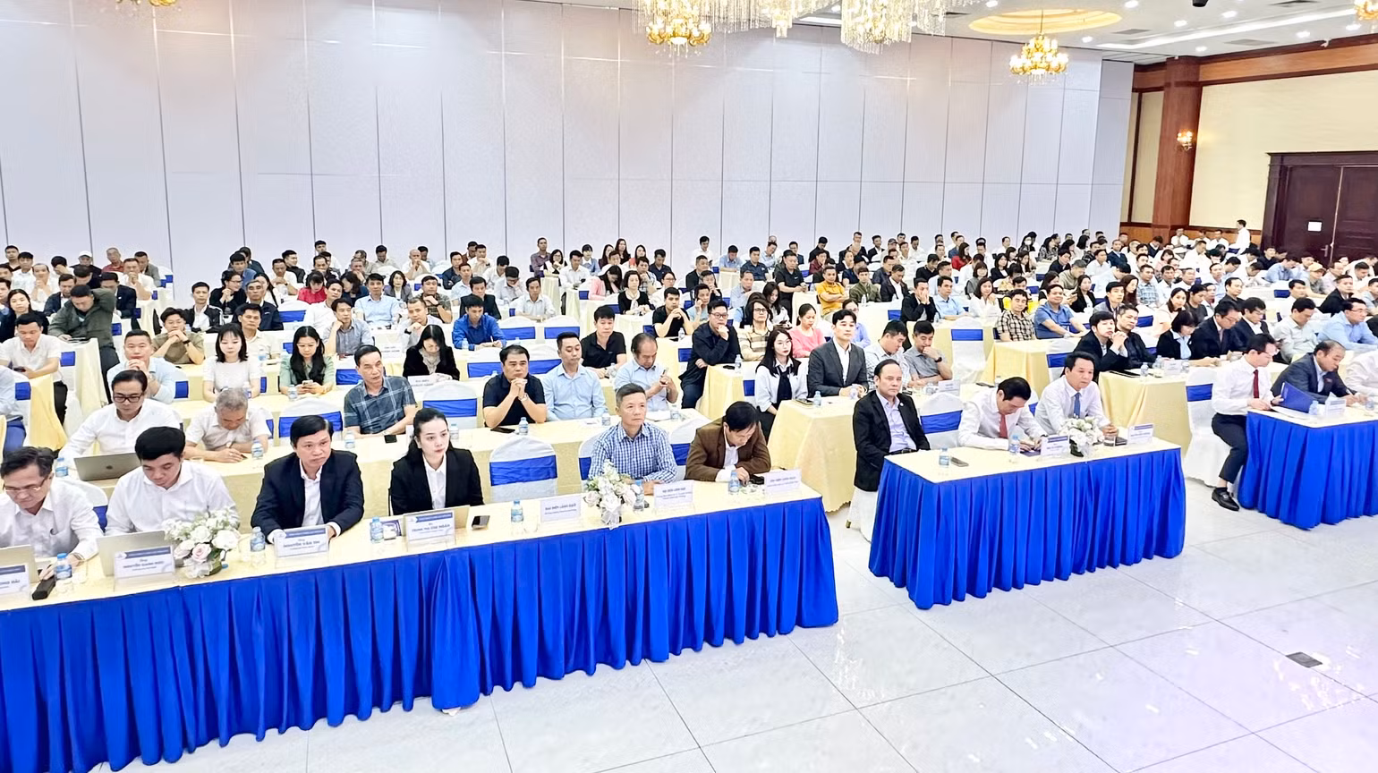 Đông đảo đại biểu, khách hàng, doanh nghiệp tham dự hội nghị.