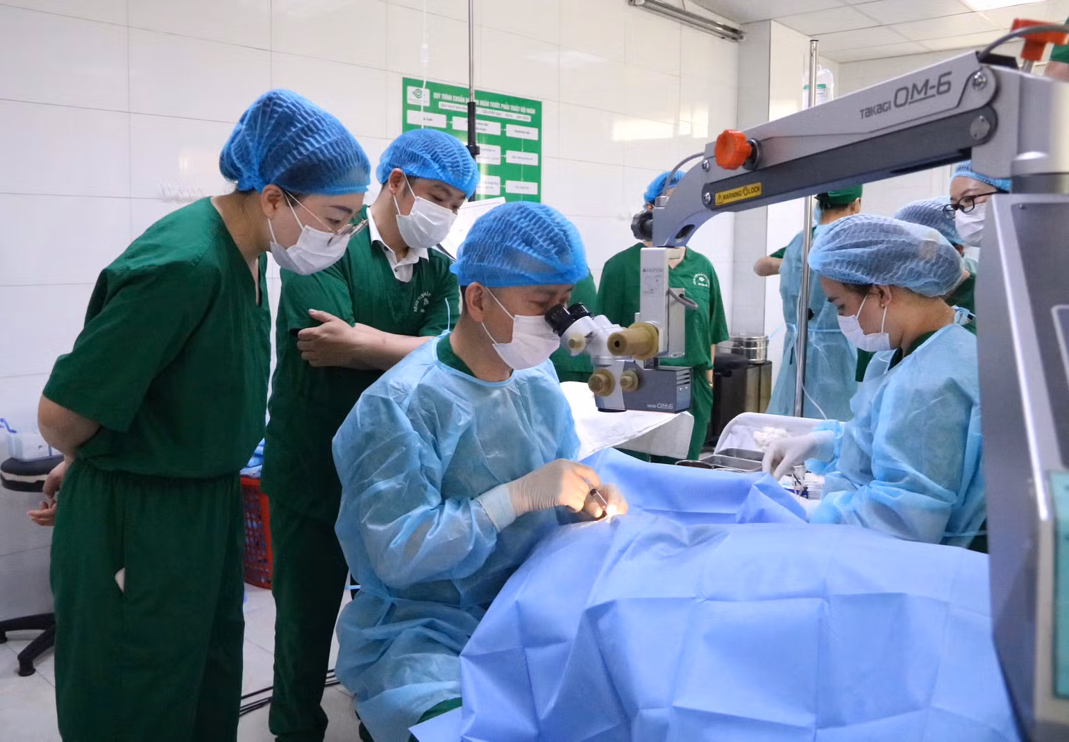 Bác sĩ Bệnh viện trực thuộc Đại học Vân Nam (Trung Quốc) tiến hành ca phẫu thuật mắt.