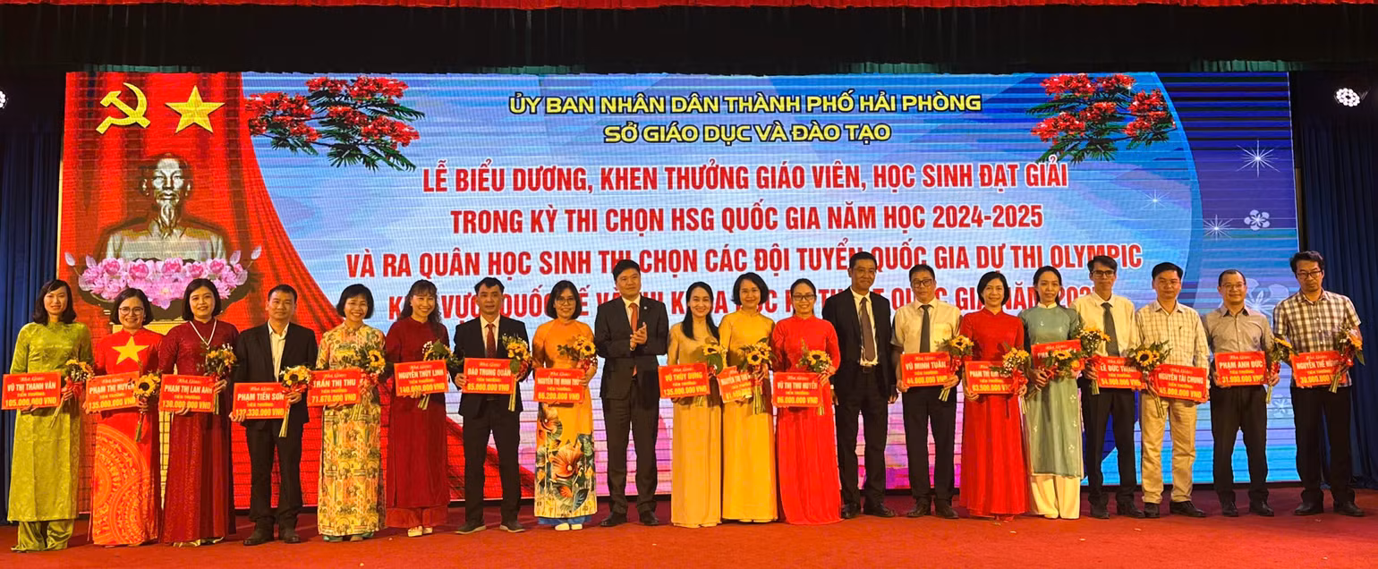 Biểu dương các thầy cô giáo có học sinh đạt giải cao trong các kỳ thi. Biểu dương các thầy cô giáo có học sinh đạt giải cao trong các kỳ thi.
