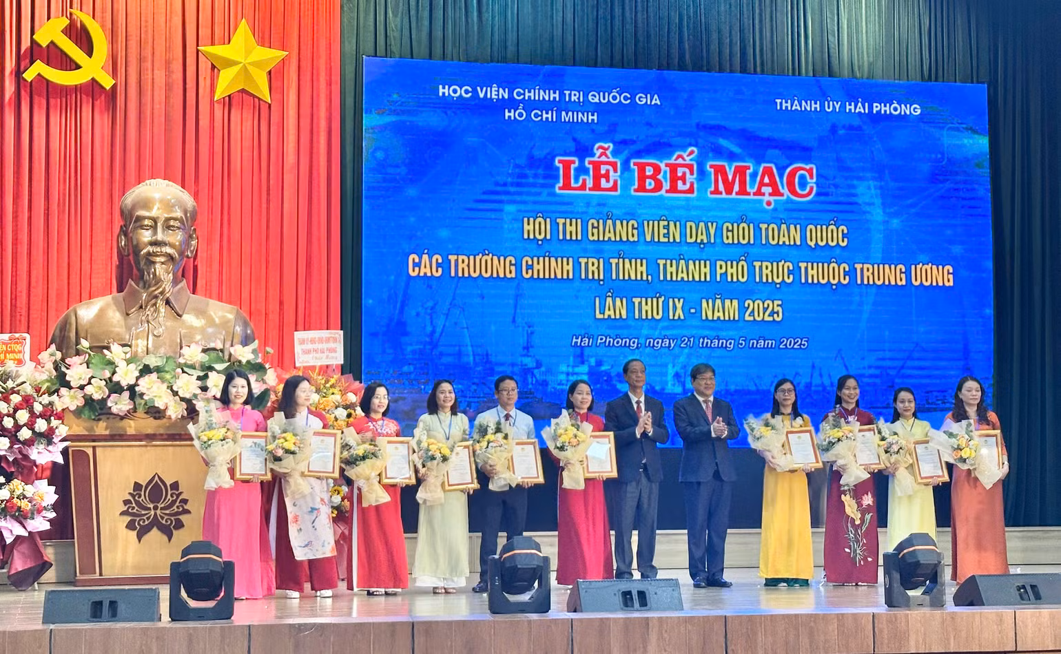 Trao giấy chứng nhận giảng viên dạy giỏi. Trao giấy chứng nhận giảng viên dạy giỏi.
