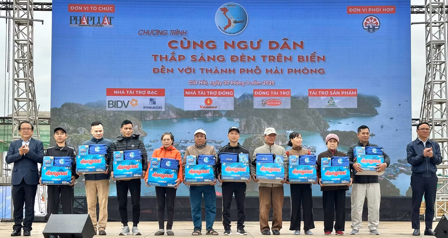 Trao quà cho ngư dân tại huyện Cát Hải.
