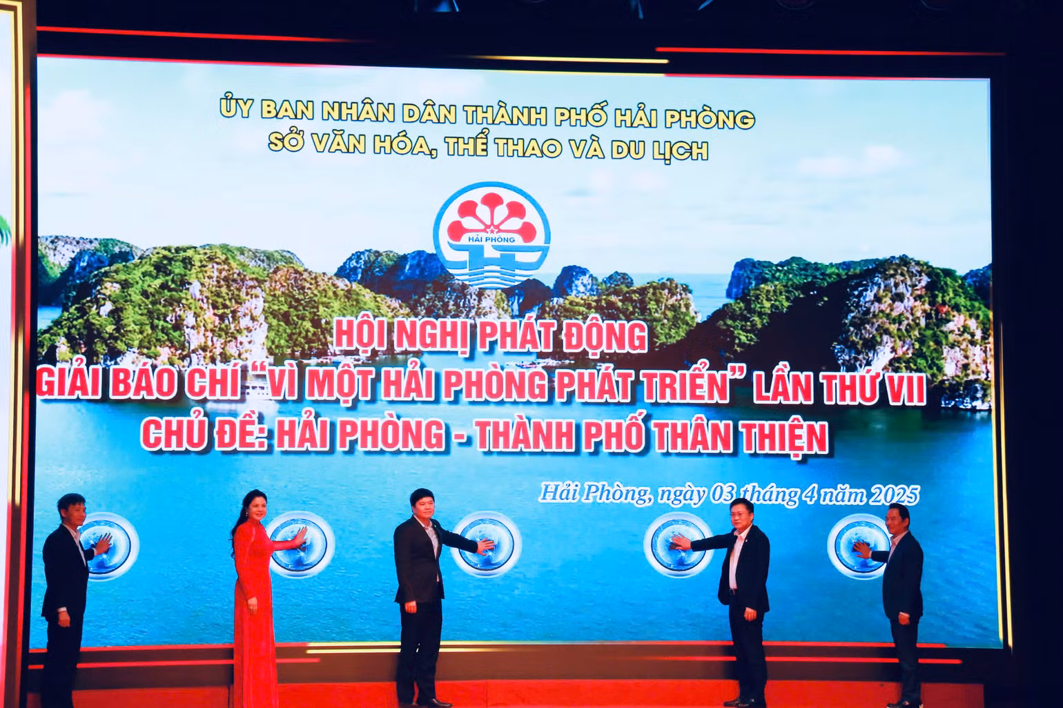 Lãnh đạo thành phố nhấn nút phát động giải báo chí. Lãnh đạo thành phố nhấn nút phát động giải báo chí.