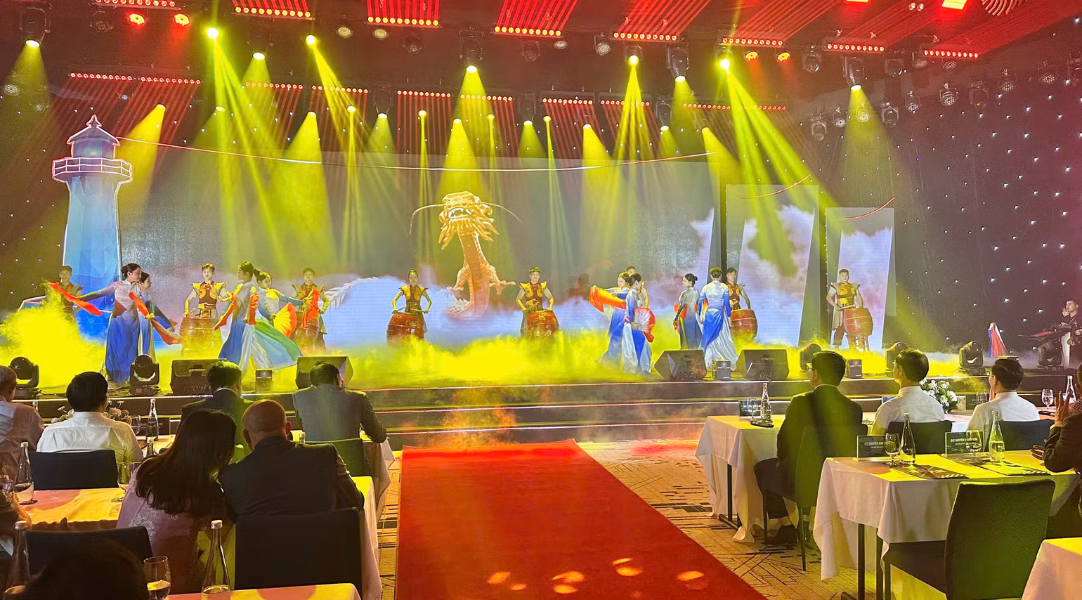 Tiết mục văn nghệ tại lễ kỷ niệm. Tiết mục văn nghệ tại lễ kỷ niệm.