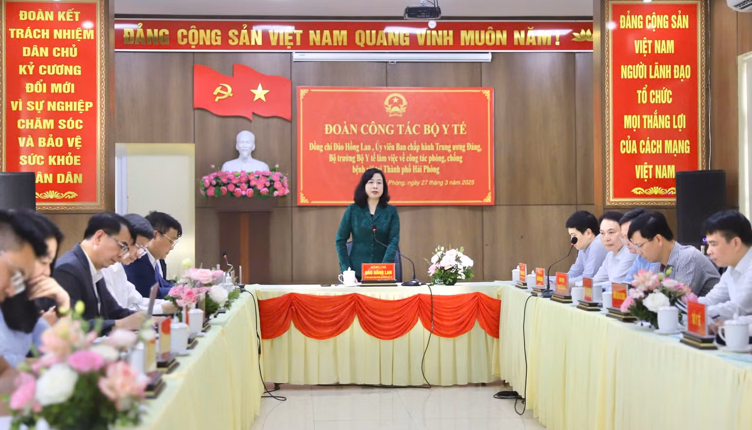Bộ trưởng Y tế chỉ đạo phòng chống dịch sởi. Bộ trưởng Y tế chỉ đạo phòng chống dịch sởi.