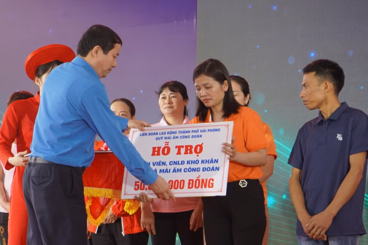 Lãnh đạo Liên đoàn Lao động thành phố Hải Phòng trao hỗ trợ kinh phí xây nhà "Mái ấm Công đoàn" cho hai đoàn viên.