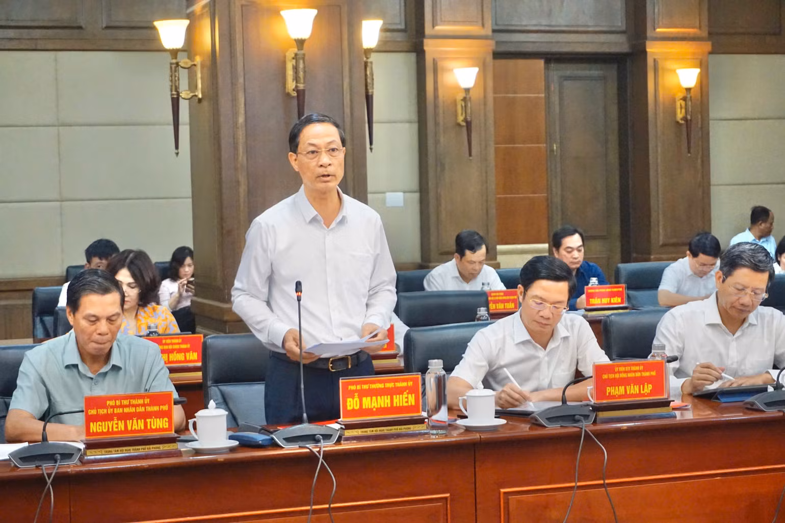 Ban Thường vụ Thành ủy Hải Phòng tham gia ý kiến. Ban Thường vụ Thành ủy Hải Phòng tham gia ý kiến.