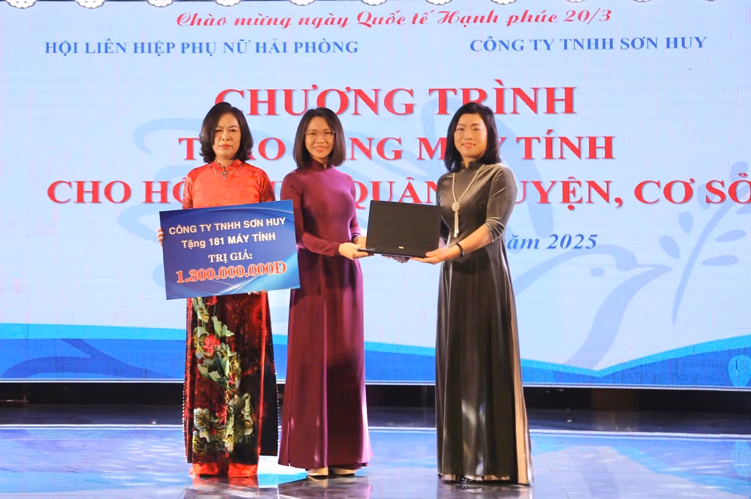 Trao 181 máy tính xách tay tặng Hội Liên hiệp phụ nữ Hải Phòng. Trao 181 máy tính xách tay tặng Hội Liên hiệp phụ nữ Hải Phòng.