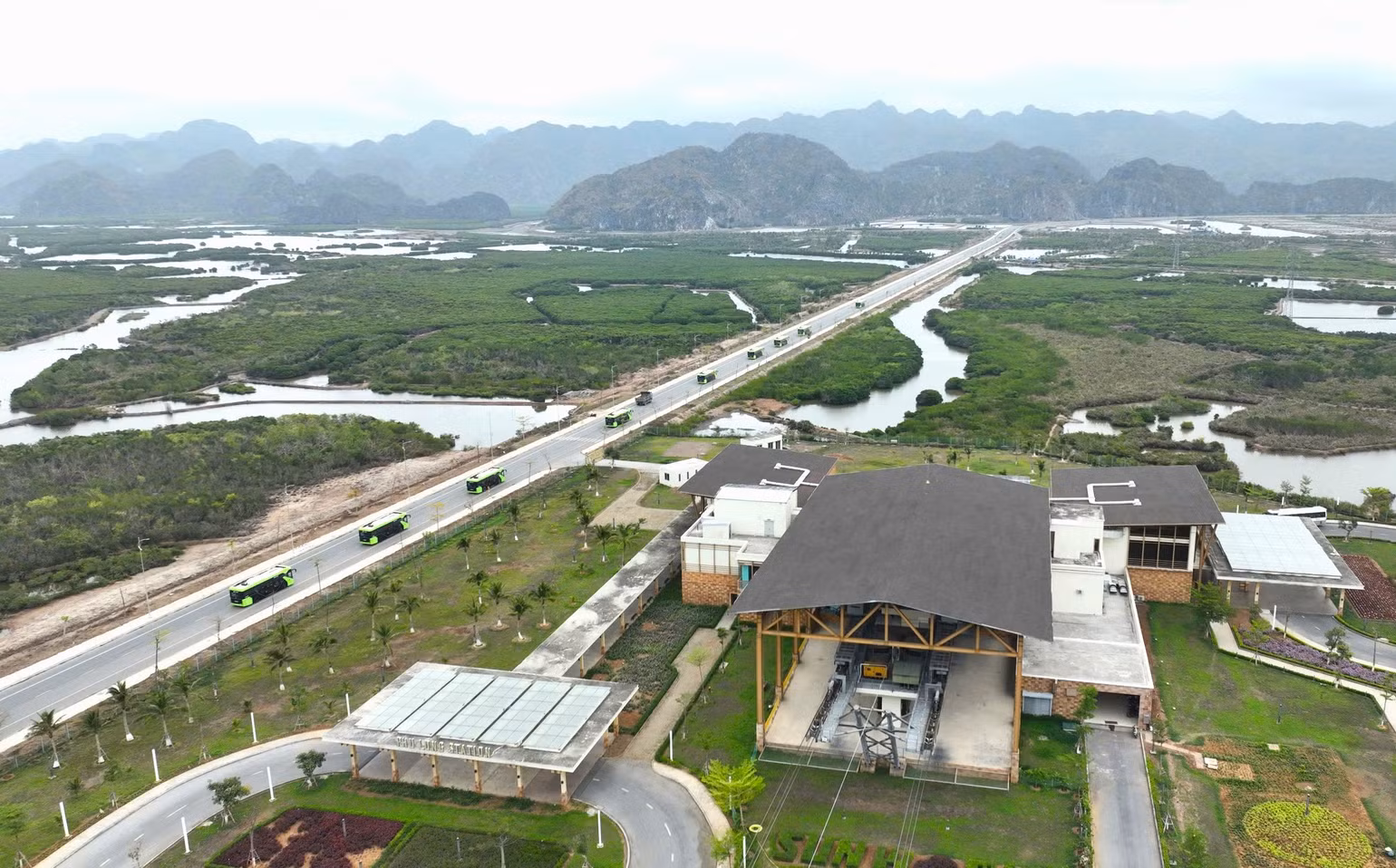 Ga cáp treo vượt biển sang đảo Cát Bà. Ga cáp treo vượt biển sang đảo Cát Bà.