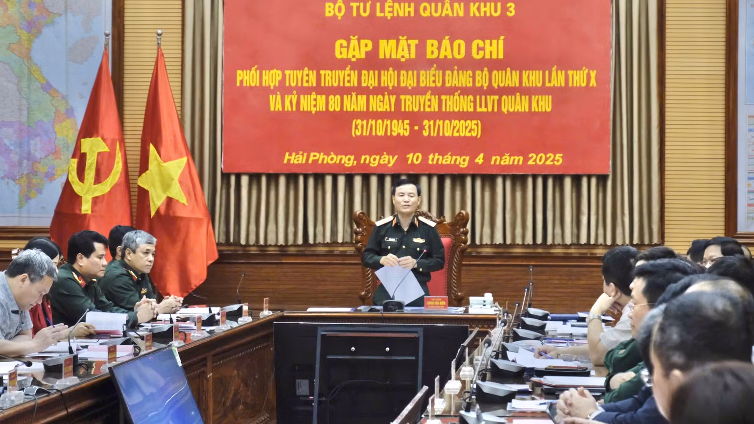 Thiếu tướng Lương Văn Kiểm, Tư lệnh Quân khu 3 phát biểu. (Ảnh: Ninh Cơ)