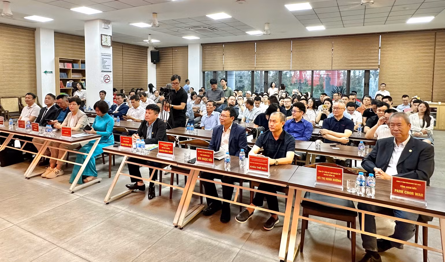 Các đại biểu doanh nghiệp Hải Phòng và Trung Quốc trao đổi hợp tác.
