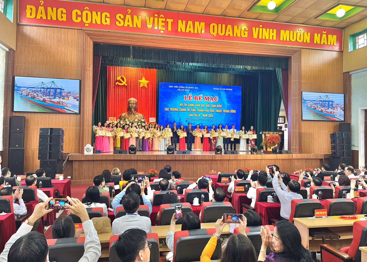 Trao Bằng khen và giấy chứng nhận cho 142 giảng viên tiêu biểu tham gia hội thi. Trao Bằng khen và giấy chứng nhận cho 142 giảng viên tiêu biểu tham gia hội thi.
