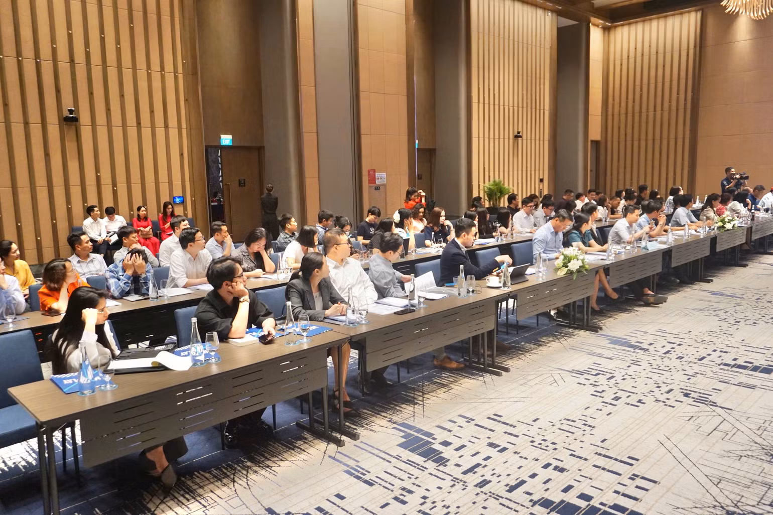 Các đại biểu tham luận tại Hội thảo. Các đại biểu tham luận tại Hội thảo.