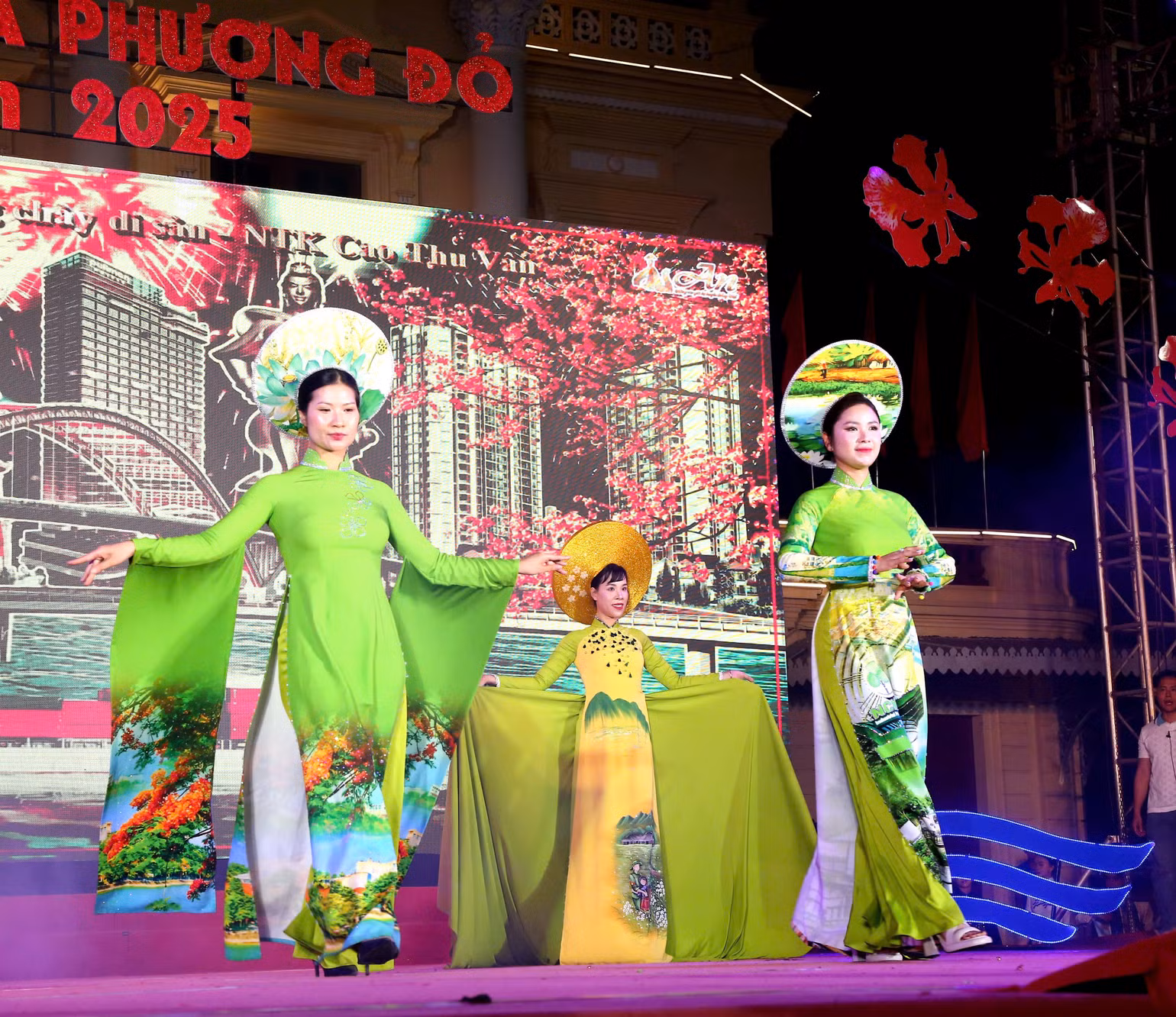 Các nghệ nhân khéo léo sử dụng nghệ thuật thêu thủ công truyền thống và vẽ thủ công để tô điểm cho tà áo dài. (Ảnh: ĐÀM THANH) Các nghệ nhân khéo léo sử dụng nghệ thuật thêu thủ công truyền thống và vẽ thủ công để tô điểm cho tà áo dài. (Ảnh: ĐÀM THANH)