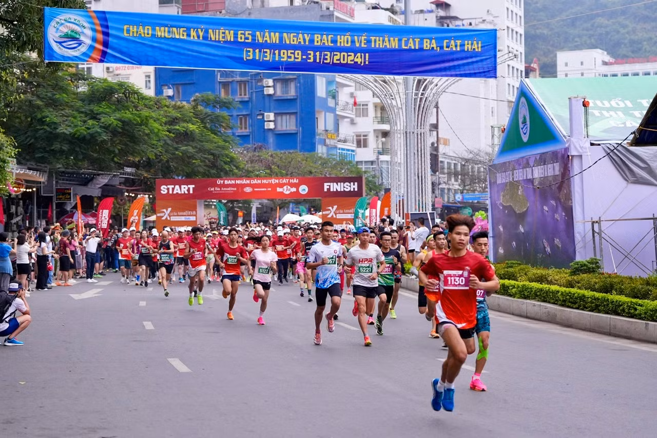Đông đảo người dân tham gia chạy tại Cát Bà 2024.