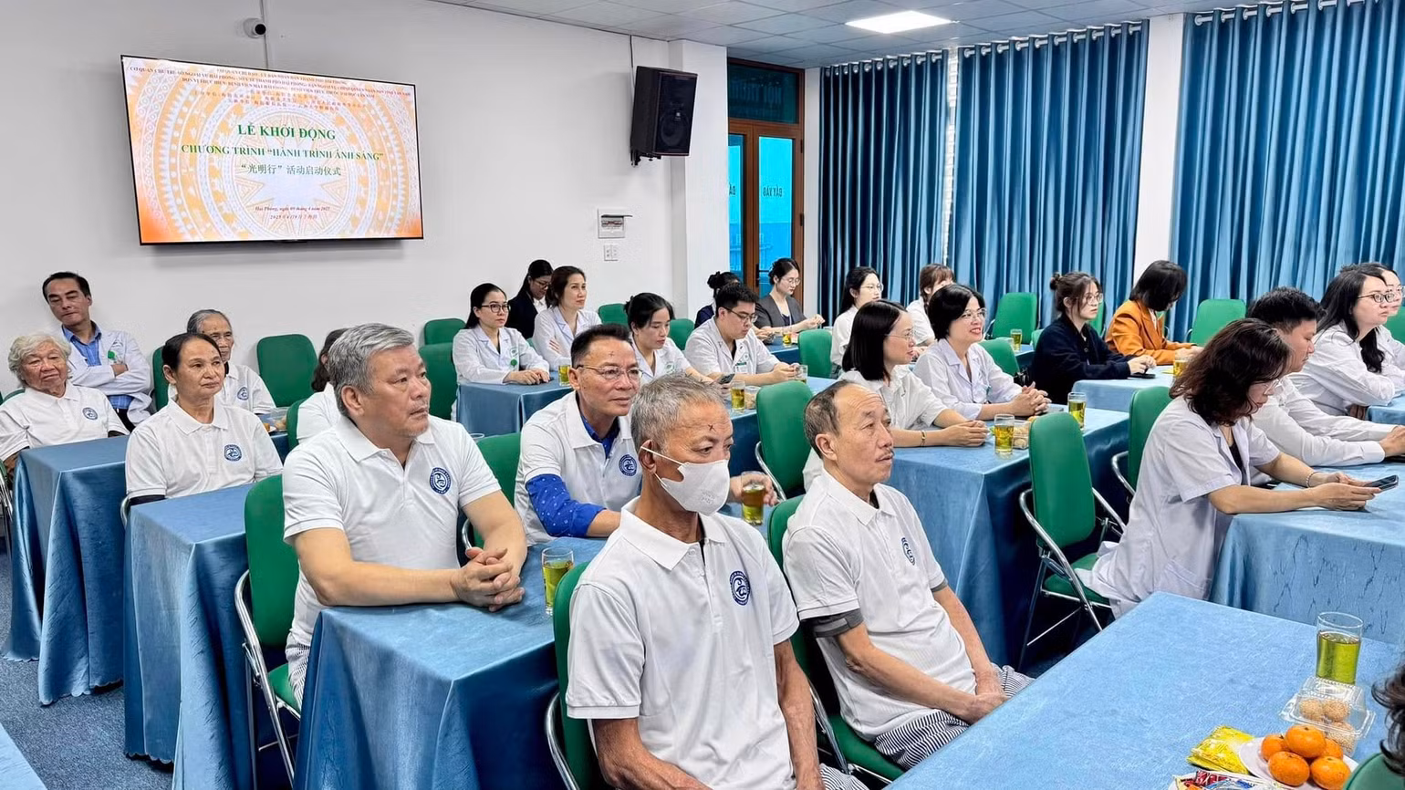 Các bác sĩ và nhân viên y tế chuyên môn cao trong lĩnh vực nhãn khoa tỉnh Vân Nam.