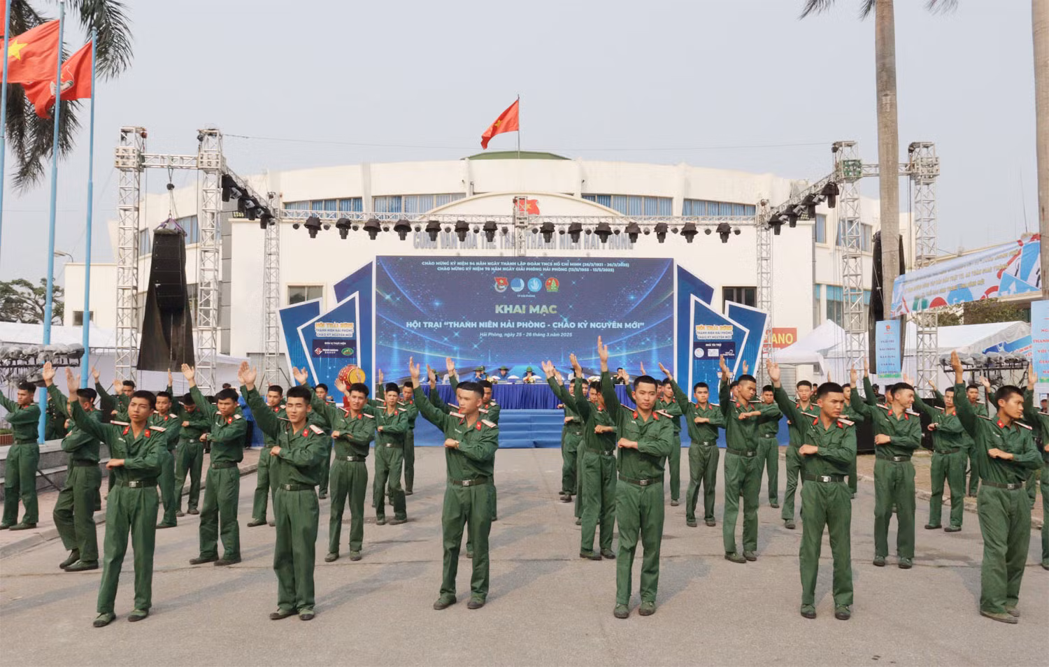 Biểu diễn văn nghệ chào mừng khai mạc hội trại.