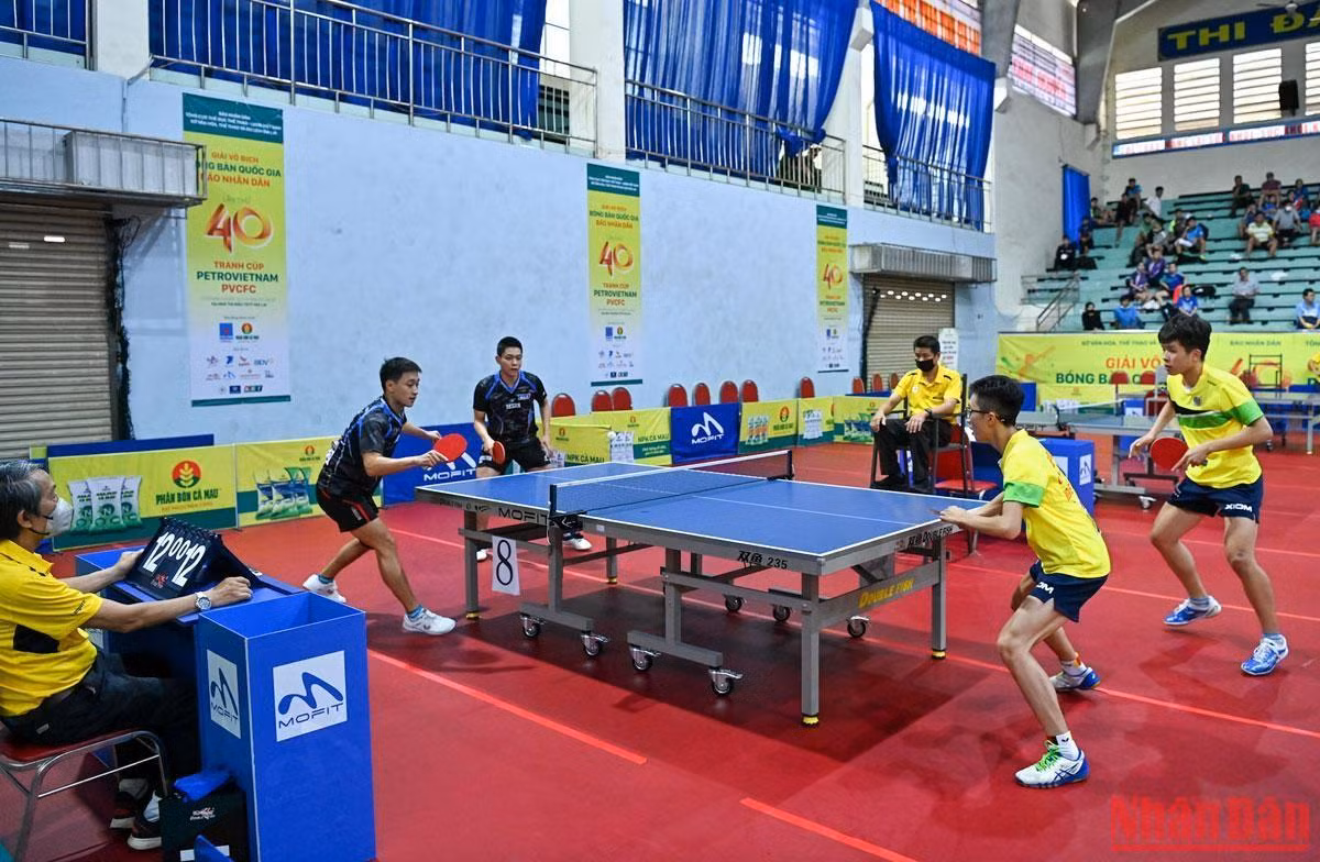Cũng trong chiều 14/7, Giải vô địch bóng bàn quốc gia Báo Nhân Dân lần thứ 40 tranh cúp PetroVietNam-PVCFC tiếp tục diễn ra các nội dung đôi nam nữ, đôi nam và đôi nữ.