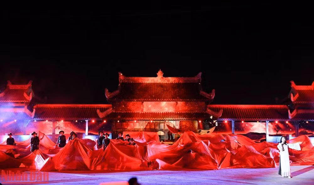 Hình tượng “Dòng sông ước vọng” gợi nhắc những chiến công bất tử của chiến sĩ Quân giải phóng.