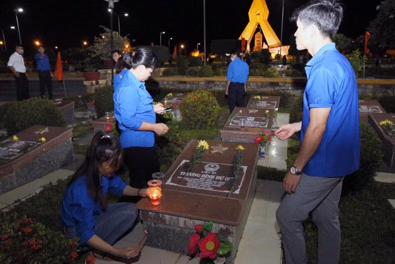 Đoàn viên thanh niên thắp hương tưởng nhớ các Anh hùng, liệt sĩ tại các phần mộ. Đoàn viên thanh niên thắp hương tưởng nhớ các Anh hùng, liệt sĩ tại các phần mộ.