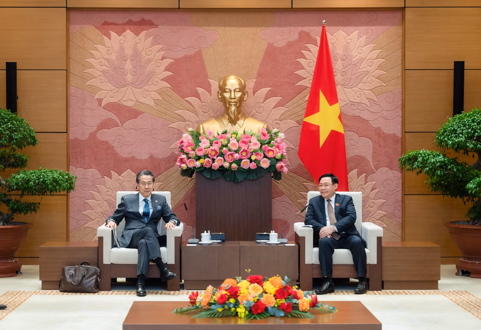 Chủ tịch Quốc hội Vương Đình Huệ phát biểu tại buổi tiếp ông Maeda Tadashi, Chủ tịch Hội đồng Quản trị Ngân hàng Hợp tác Quốc tế Nhật Bản (JBIC). (Ảnh: Duy Linh) Chủ tịch Quốc hội Vương Đình Huệ phát biểu tại buổi tiếp ông Maeda Tadashi, Chủ tịch Hội đồng Quản trị Ngân hàng Hợp tác Quốc tế Nhật Bản (JBIC). (Ảnh: Duy Linh)