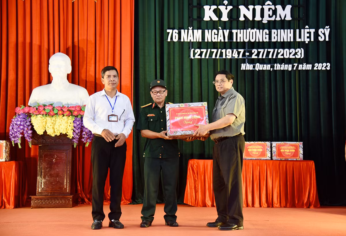 Thủ tướng Phạm Minh Chính tặng quà động viên Trung tâm Điều dưỡng thương binh Nho Quan. Thủ tướng Phạm Minh Chính tặng quà động viên Trung tâm Điều dưỡng thương binh Nho Quan.